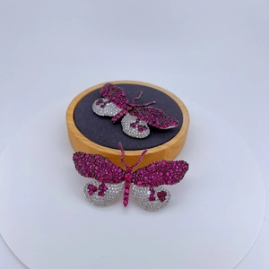 Broche papillon élégante avec zircons roses et blancs scintillants sur support à bijoux