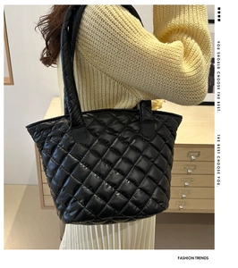 Détail du sac fourre-tout matelassé noir avec motif losange et longues anses