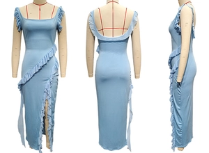 Dettaglio di un vestito lungo azzurro con bordi a balze e spacco laterale su manichino