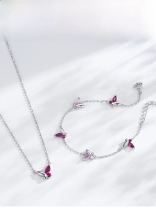 Dettaglio del set collana e bracciale farfalla in argento S925 con gemme rosa