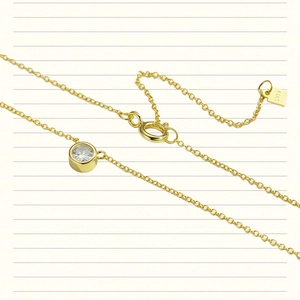 Dettaglio collana in argento 925 placcato oro 18K con ciondolo gemma tonda trasparente