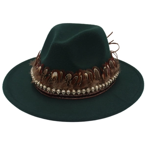 Σκούρο πράσινο καπέλο Fedora με πλατύ γείσο, καφέ φτερά και μεταλλικά διακοσμητικά κρανία