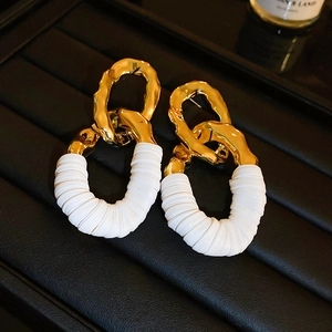 Boucles d'oreilles ovales avec chaîne dorée et cuir synthétique blanc texturé