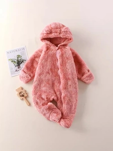 Rosa Plüsch-Baby-Einteiler mit Kapuze, Tierohren und Fußteil für den Winter