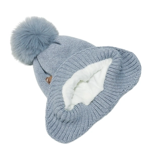 Détail du bonnet tricoté pour enfant avec doublure polaire et pompon en fausse fourrure