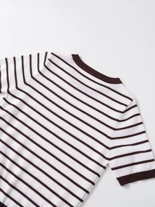 Detailliertes Flatlay des gestreiften Strick-T-Shirts mit kaffeebraunem Rippkragen