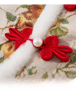 Gros plan sur le tissu brocart de style chinois avec d'élégants boutons en perles