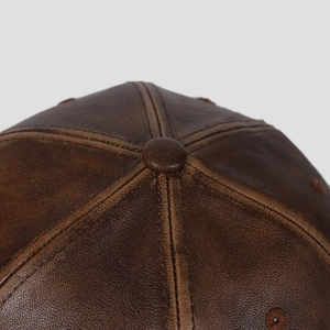 Berretto da baseball in pelle PU marrone scuro con cuciture e bottone superiore