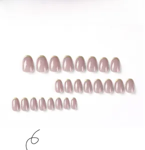 Dettaglio di 24 unghie finte rosa con glitter sottili e punte francesi dorate metallizzate