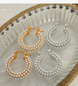 Détails des boucles d'oreilles créoles dorées et argentées avec perles blanches