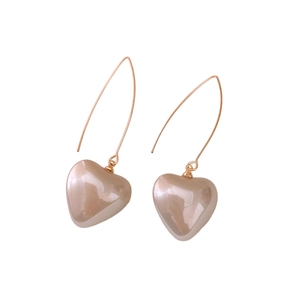 Boucles d'oreilles vintage avec cœur en perle champagne et finition or rose élégante