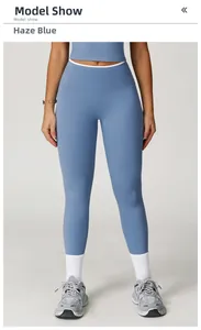 Nahaufnahme der nebelblauen Yoga-Hose mit hohem Bund und weißem Kontrastbesatz an der Taille