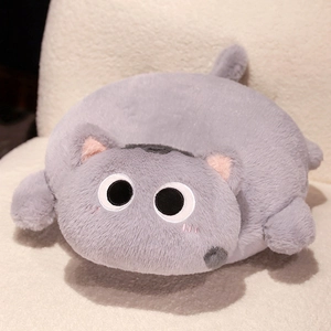 Détail de la housse de coussin chat en peluche grise avec broderies et petite queue