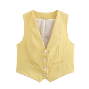 Vue détaillée de face d'un gilet jaune vif avec col en V et quatre boutons blancs