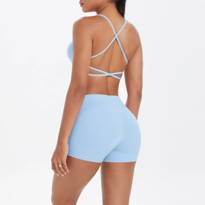 Détail de brassière de sport bleu clair dos croisé et short taille haute sur mannequin