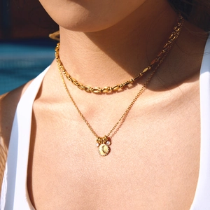Zweilagige Halskette mit 18K Goldbeschichtung, Baseball-Anhänger und Kristallen