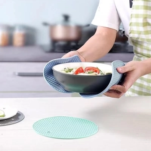 Support en silicone alvéolé bleu utilisé pour tenir un bol chaud dans une cuisine