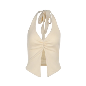 Detailansicht eines cremefarbenen Neckholder-Tops mit Rippstrick und geschlitztem Saum
