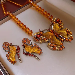 Vintage Butterfly Pendant Necklace Luxury Rhinestone Beaded Glass Bead Sweater Chain Women Jewelry Accessory