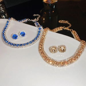 Details luxuriöser geometrischer Schmucksets mit glitzernder Halskette und Ohrringen