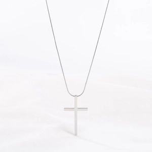 Collier avec pendentif croix en acier titane argenté minimaliste sur fond blanc