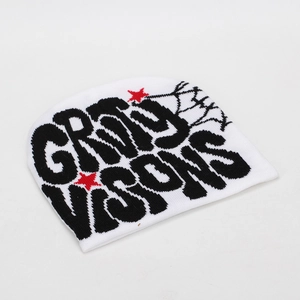 Détail du bonnet blanc en tricot avec texte dirty visions, toile d'araignée et étoiles