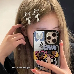 Set de barrettes à cheveux étoile argentées style Y2K portées par un mannequin devant un miroir
