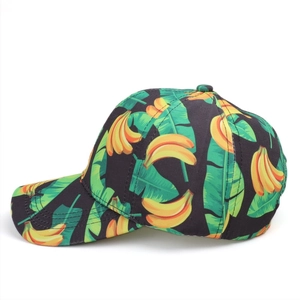 Seitenansicht der Baseballkappe mit tropischem Bananen-Print und gebogenem Schirm