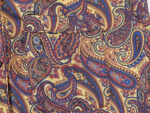 Macro de tissu cachemire sur poche de chemise montrant le tissage sergé et coutures