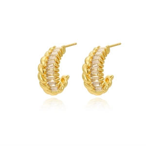 Dettaglio orecchini a C ritorti placcati oro con micro-intarsio di zirconi rettangolari