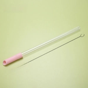 Detail of 1.2cm Tritan telescopic straw with light pink silicone tip and cleaning brush