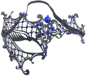Dettaglio di maschera in metallo filigranato nero con strass blu per ballo in maschera