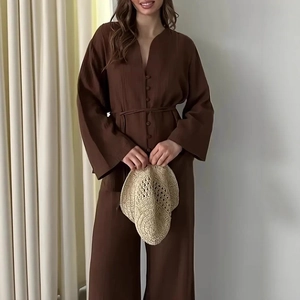 Texture dettagliata del set camicia scollo a V maniche lunghe e pantaloni a gamba larga