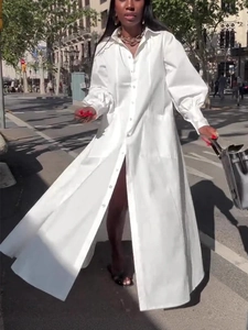 Robe chemise longue blanche élégante à manches longues avec fentes latérales et boutons