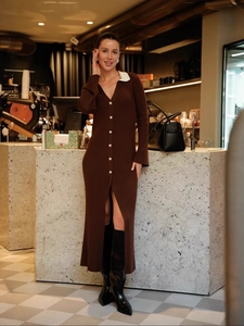 Robe Longue En Maille Col Polo Contrasté Manches Longues Boutons Künstliche Perle Fente Latérale Ajustée Femme