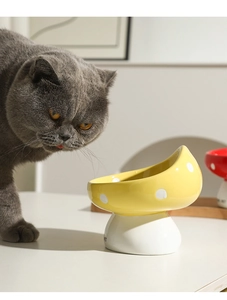 Détail du bol pour chat en céramique en forme de champignon avec protection du cou inclinée