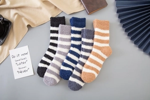 Cinq paires de chaussettes rayées en polaire corail pour hommes dans diverses couleurs