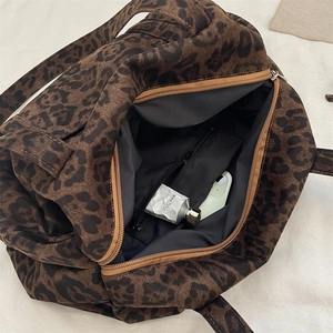 Dettaglio dell'interno della borsa leopardata con tasca a zip e grande capacità interna