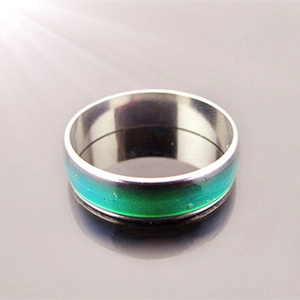 Close-up of a 6mm stainless steel mood ring showing green to blue gradient color change