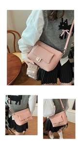 Détail du sac à bandoulière rose plissé avec boucle en métal et sangle réglable