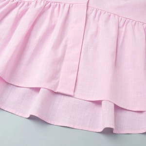 Detailansicht der rosa Baumwoll-Leinen-Textur mit elegantem Volant-Design am Rand