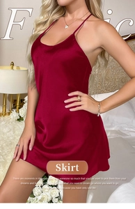 Détail d'une robe nuisette en satin bordeaux avec de fines bretelles et col drapé élégant