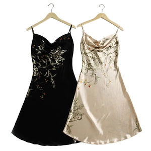Nuisettes en satin de soie noir et champagne avec imprimé floral et col bénitier chic