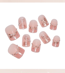 Détails macro de faux ongles faits main rose œil de chat avec perles et touches dorées