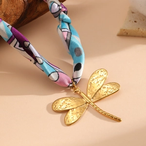 Collana con ciondolo a libellula placcata oro con nastro di seta colorato in stile chic