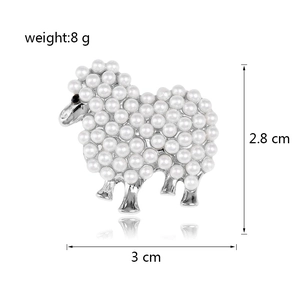 Broche mouton mignonne avec perles blanches et base en métal argenté sur fond blanc