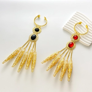 Detailansicht arabischer goldener hohler Nagelringe mit roten und schwarzen Edelsteinen