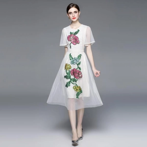 Robe mi-longue blanche élégante avec broderie florale lourde et détails à paillettes