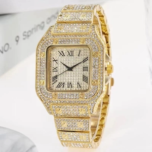 Detalle del reloj cuadrado dorado con números romanos y esfera de cristales brillantes