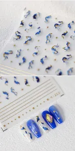 Détails macro des autocollants ongles marbre bleu M-205 avec accents de dorure et motifs